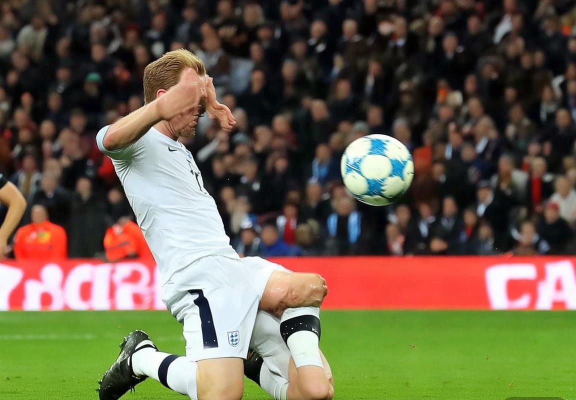 凯恩中柱全解析：三中柱背后的立柱魔咒与射门技术分析，拜仁门框如何影响进球效率提升